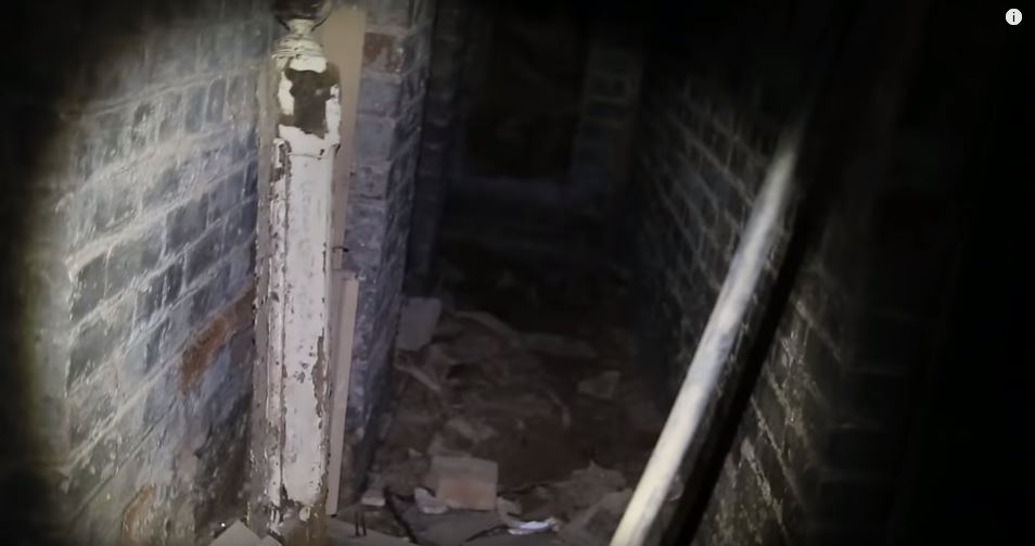 他買到「超便宜19世紀房子」樂歪　某天發現詭異入口「揭開30年前秘密」全身發毛：果然不對勁