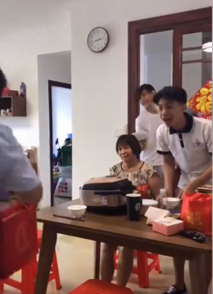 眾人齊聚「幫長輩慶生」畫面超溫馨　下秒他抽走蛋糕盒坐下…笑翻萬人