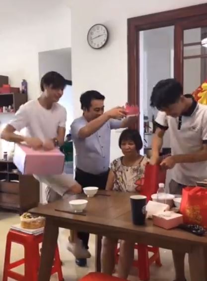 眾人齊聚「幫長輩慶生」畫面超溫馨　下秒他抽走蛋糕盒坐下…笑翻萬人