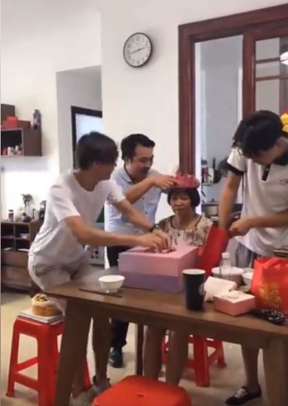眾人齊聚「幫長輩慶生」畫面超溫馨　下秒他抽走蛋糕盒坐下…笑翻萬人