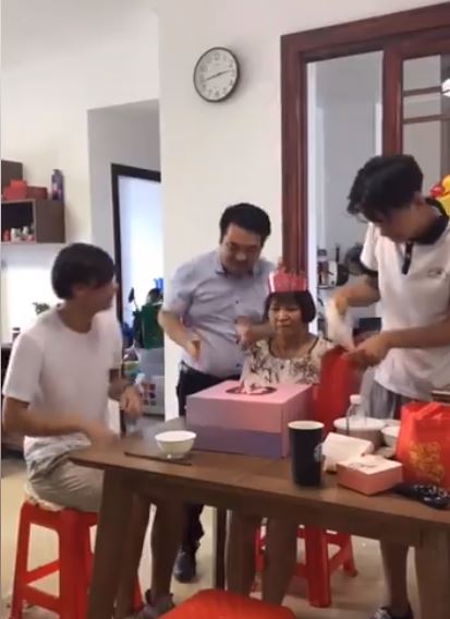 眾人齊聚「幫長輩慶生」畫面超溫馨　下秒他抽走蛋糕盒坐下…笑翻萬人