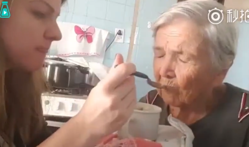 奇蹟發生！孫女照顧「老年失智奶奶」幾乎不能說話　對方突然回神「盯著她泛淚」開口讓人決堤