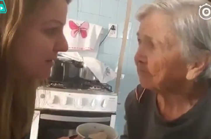 奇蹟發生！孫女照顧「老年失智奶奶」幾乎不能說話　對方突然回神「盯著她泛淚」開口讓人決堤
