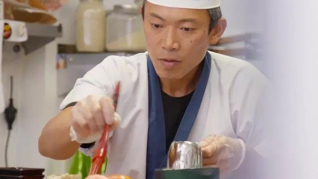 學英文遇到真愛！澳洲超紅壽司店「一週只開三天」  日籍老闆靦腆笑喊：陪老婆比較重要