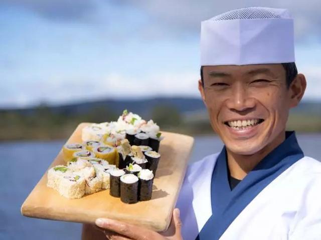 學英文遇到真愛！澳洲超紅壽司店「一週只開三天」  日籍老闆靦腆笑喊：陪老婆比較重要