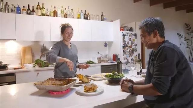 學英文遇到真愛！澳洲超紅壽司店「一週只開三天」  日籍老闆靦腆笑喊：陪老婆比較重要