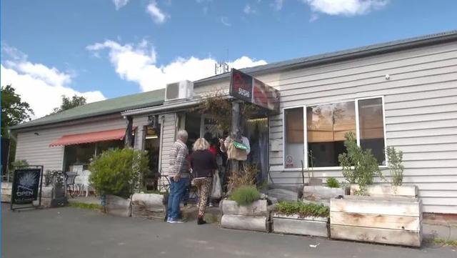 學英文遇到真愛！澳洲超紅壽司店「一週只開三天」  日籍老闆靦腆笑喊：陪老婆比較重要