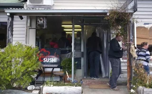 學英文遇到真愛！澳洲超紅壽司店「一週只開三天」  日籍老闆靦腆笑喊：陪老婆比較重要