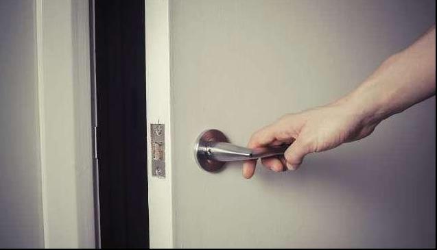 兒子走後半年     兒媳突然改嫁！婚禮當晚門鈴響起     我起身開門：媽，我回來了