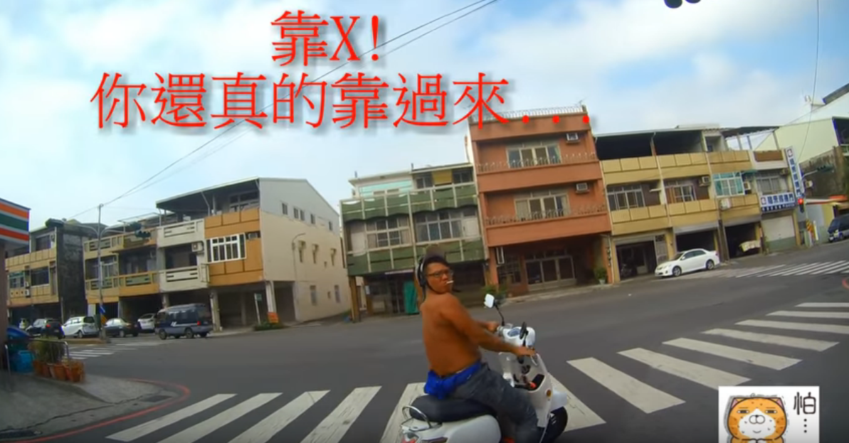路上被「大哥打量」剉咧等！下秒他慢慢靠近「超萌反差」車主偷笑：以為你要對我怎樣
