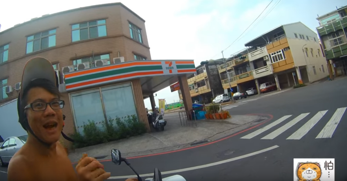 路上被「大哥打量」剉咧等！下秒他慢慢靠近「超萌反差」車主偷笑：以為你要對我怎樣