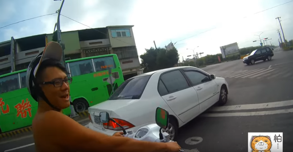 路上被「大哥打量」剉咧等！下秒他慢慢靠近「超萌反差」車主偷笑：以為你要對我怎樣