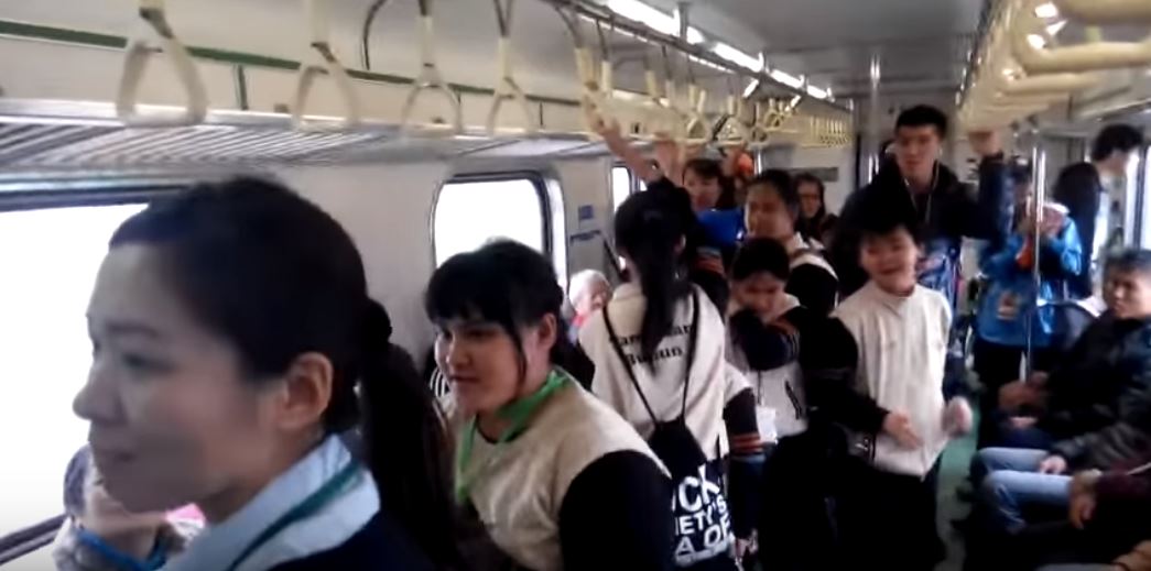 原住民小孩車廂即興嗨唱《拍手歌》　「全車一起合唱」畫面超歡樂！