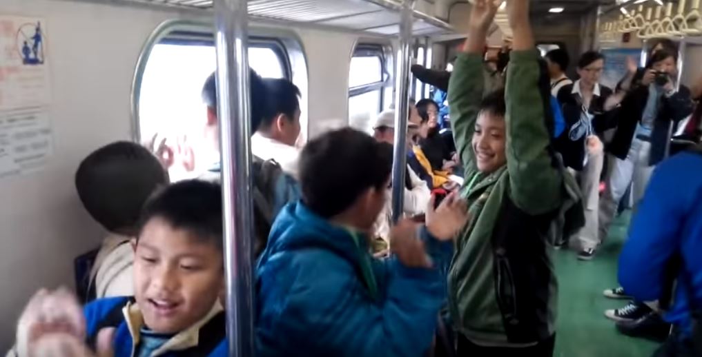 原住民小孩車廂即興嗨唱《拍手歌》　「全車一起合唱」畫面超歡樂！