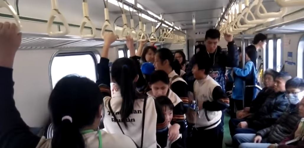 原住民小孩車廂即興嗨唱《拍手歌》　「全車一起合唱」畫面超歡樂！