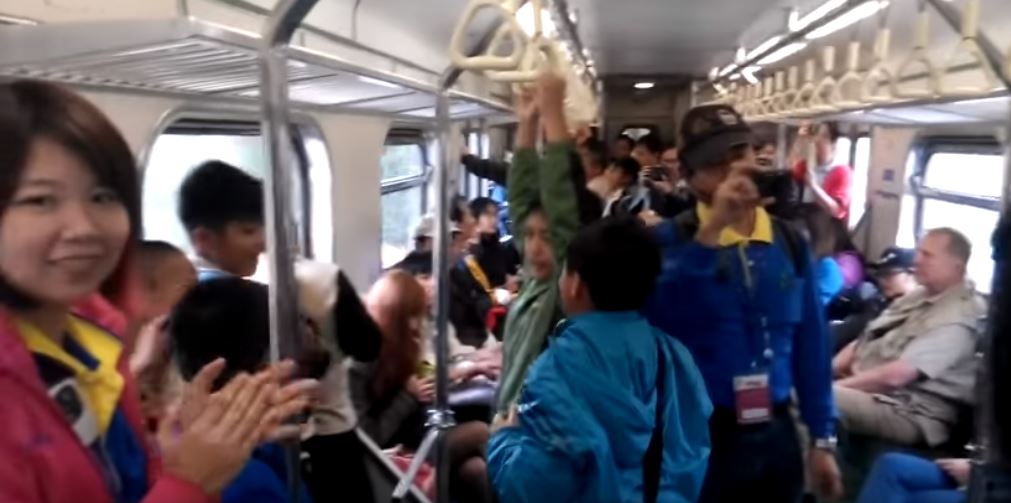 原住民小孩車廂即興嗨唱《拍手歌》　「全車一起合唱」畫面超歡樂！