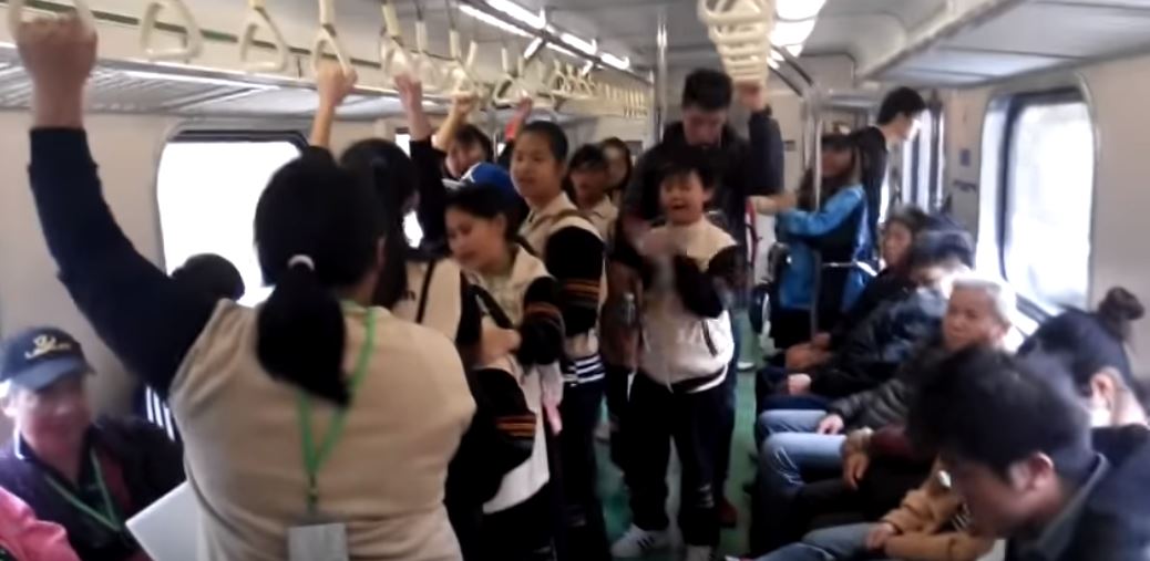 原住民小孩車廂即興嗨唱《拍手歌》　「全車一起合唱」畫面超歡樂！