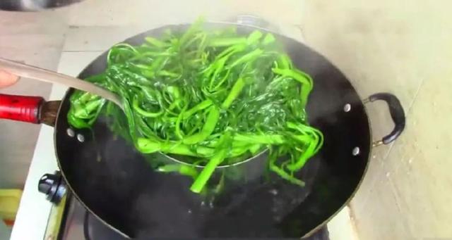 空心菜別再炒了！這樣吃最營養    做出來的空心菜不會變黑    色香味俱全