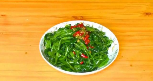 空心菜別再炒了！這樣吃最營養    做出來的空心菜不會變黑    色香味俱全