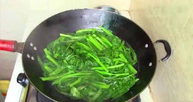 空心菜別再炒了！這樣吃最營養    做出來的空心菜不會變黑    色香味俱全