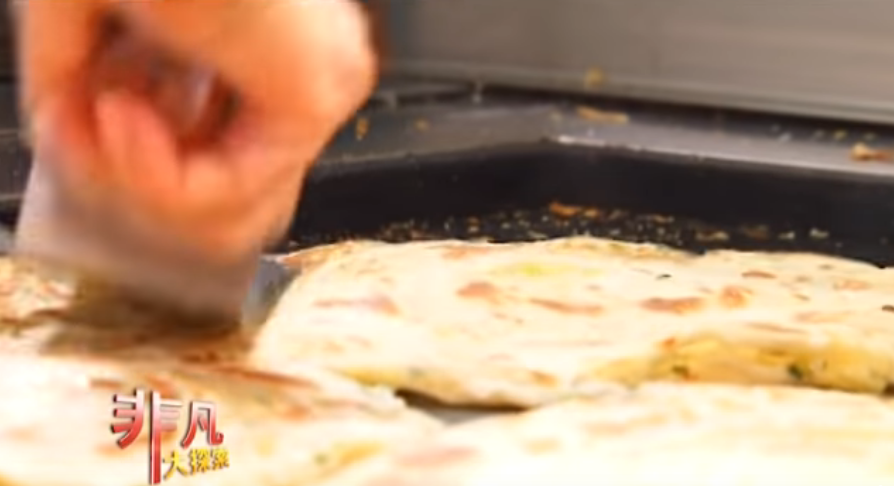 沒有衝不過的刀山！負債千萬「靠蔥油餅翻身」  磕頭謝母親支持才能絕處逢生