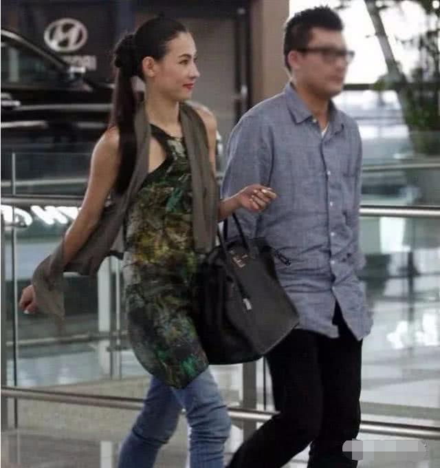 張柏芝素顏現身機場！看到為她保駕護航的男人　粉絲全興奮不已