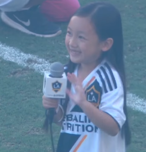 7歲亞洲女童「嘹亮歌聲」征服美國　演唱美國歌「後段高潮太狂野」球員震驚：天后接班人