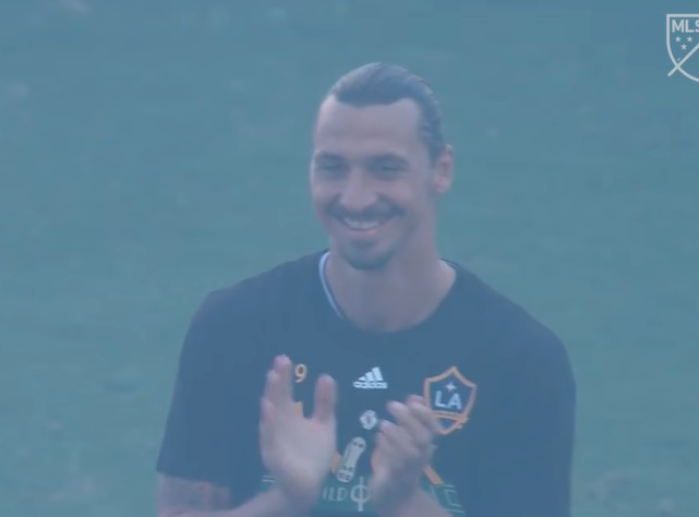 7歲亞洲女童「嘹亮歌聲」征服美國　演唱美國歌「後段高潮太狂野」球員震驚：天后接班人