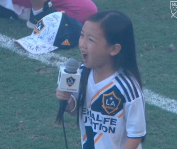 7歲亞洲女童「嘹亮歌聲」征服美國　演唱美國歌「後段高潮太狂野」球員震驚：天后接班人