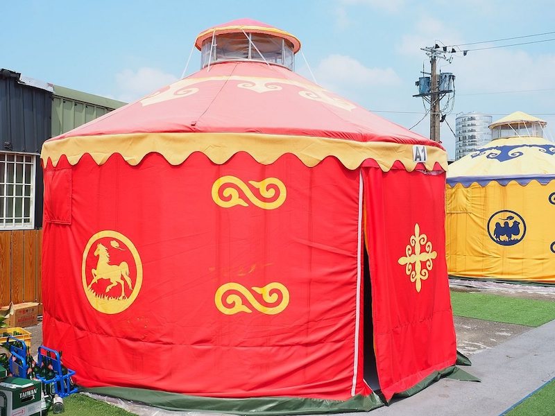 吸睛度爆表！蒸籠宴「每人只要200元」海鮮多到溢出來　用餐環境像在「享受天子盛宴」網：也太浮誇