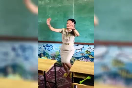 泰國女老師「教學生背九九乘法」方法超狂　忘情熱舞「配上超難忘手勢」網笑：真的揮之不去XD