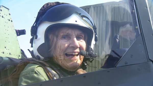 沒有遺憾！曾是菁英女飛官  92歲奶奶「再次駕駛戰鬥機」圓夢：擁有翅膀去飛翔