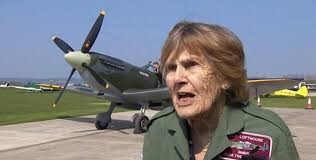 沒有遺憾！曾是菁英女飛官  92歲奶奶「再次駕駛戰鬥機」圓夢：擁有翅膀去飛翔