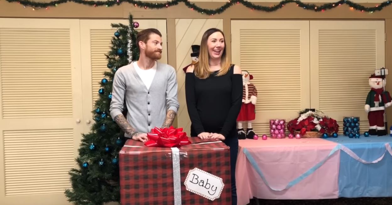 夫妻開箱「飄出粉色氣球」宣布生女孩　爸爸又彎腰「裡面還有哦」親友尖叫：比中樂透還幸運！