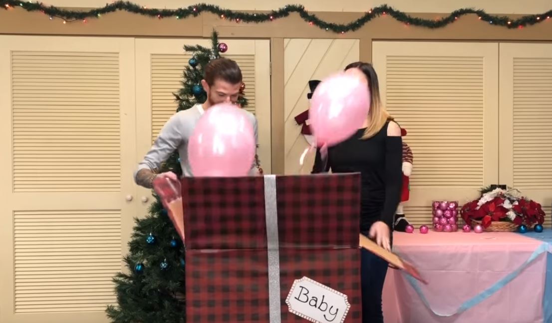 夫妻開箱「飄出粉色氣球」宣布生女孩　爸爸又彎腰「裡面還有哦」親友尖叫：比中樂透還幸運！