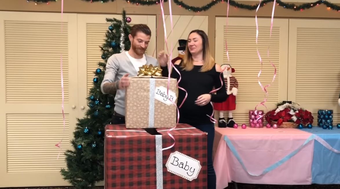 夫妻開箱「飄出粉色氣球」宣布生女孩　爸爸又彎腰「裡面還有哦」親友尖叫：比中樂透還幸運！