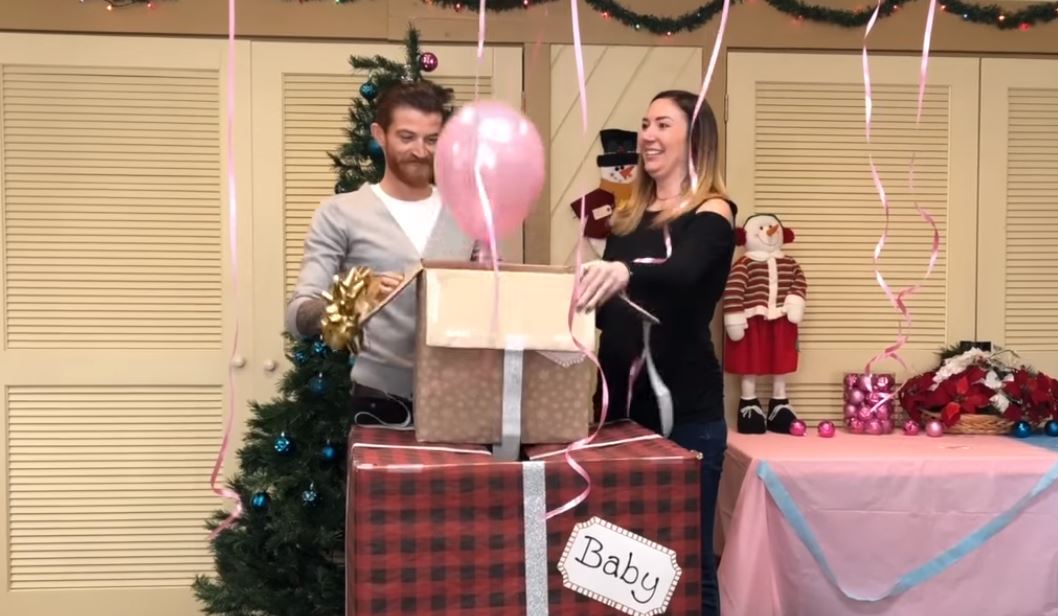 夫妻開箱「飄出粉色氣球」宣布生女孩　爸爸又彎腰「裡面還有哦」親友尖叫：比中樂透還幸運！