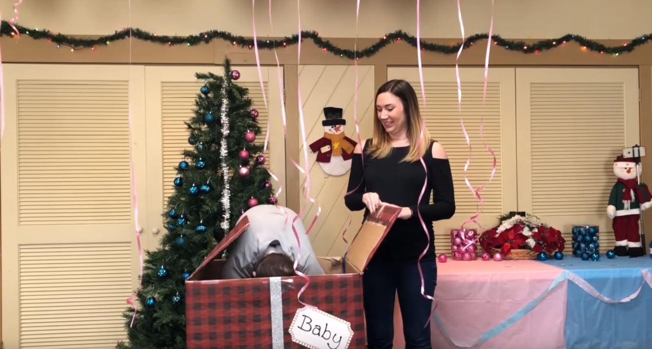 夫妻開箱「飄出粉色氣球」宣布生女孩　爸爸又彎腰「裡面還有哦」親友尖叫：比中樂透還幸運！