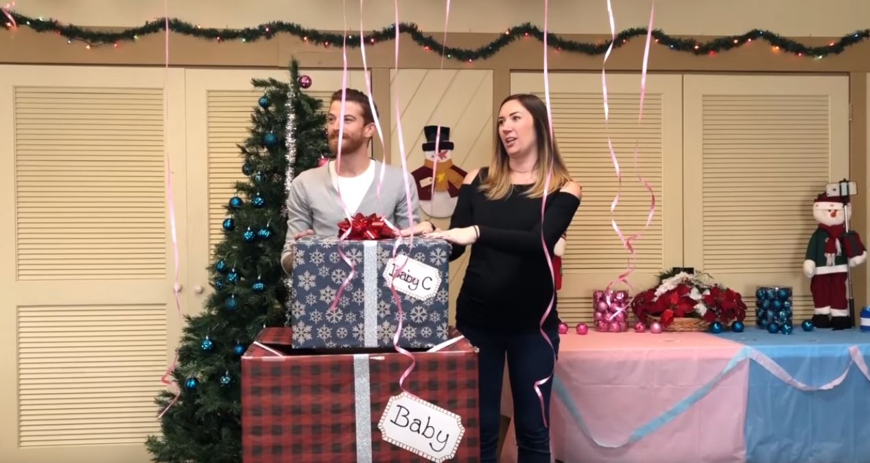 夫妻開箱「飄出粉色氣球」宣布生女孩　爸爸又彎腰「裡面還有哦」親友尖叫：比中樂透還幸運！