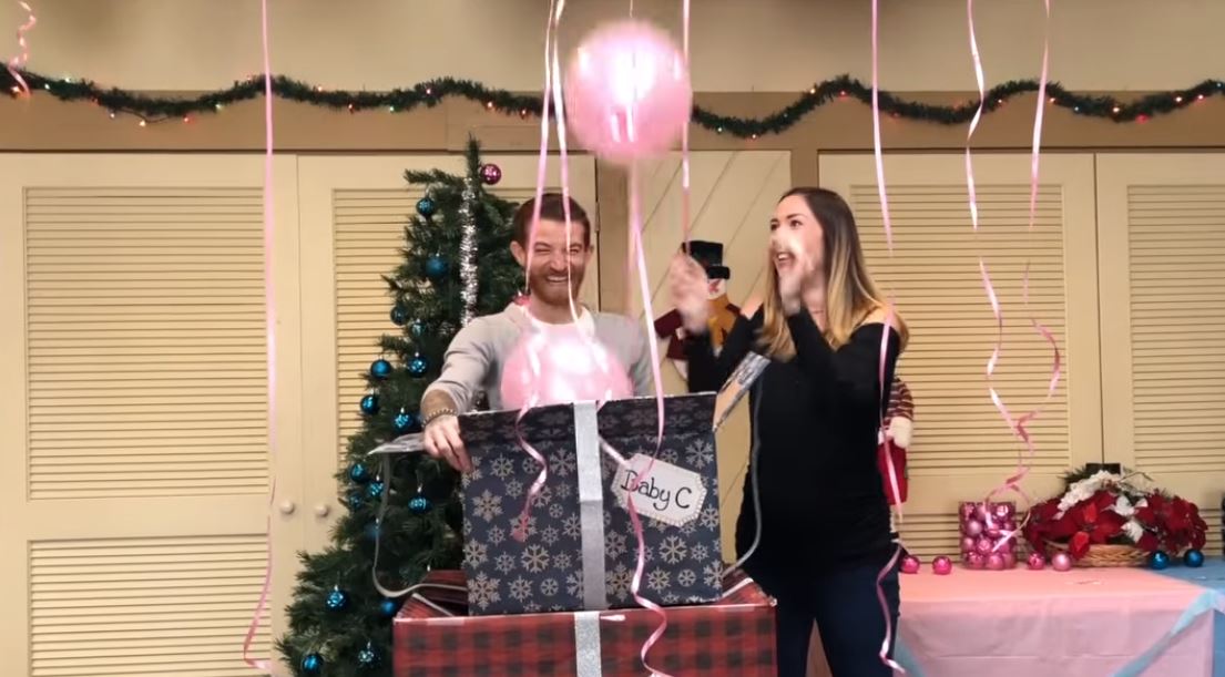 夫妻開箱「飄出粉色氣球」宣布生女孩　爸爸又彎腰「裡面還有哦」親友尖叫：比中樂透還幸運！