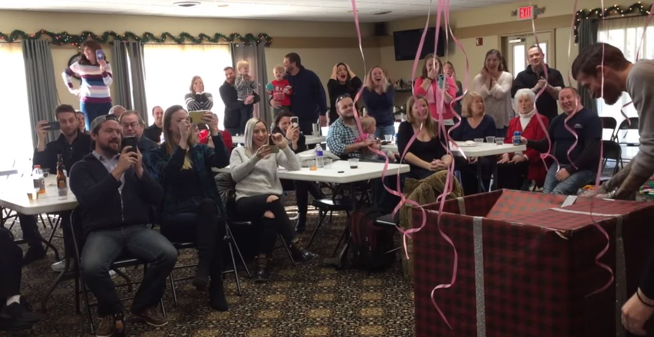 夫妻開箱「飄出粉色氣球」宣布生女孩　爸爸又彎腰「裡面還有哦」親友尖叫：比中樂透還幸運！