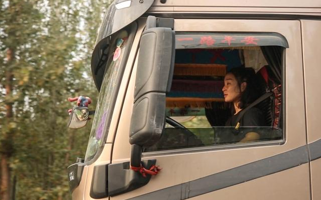 美女開18公尺大貨車，霸氣徵婚「月入9萬，我養你」，要求只有一個！