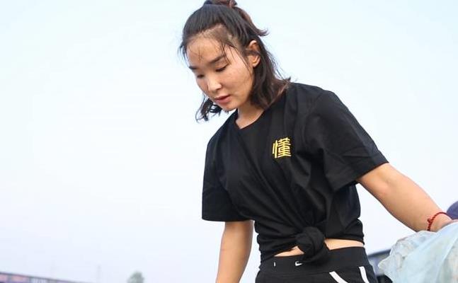 美女開18公尺大貨車，霸氣徵婚「月入9萬，我養你」，要求只有一個！