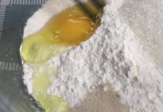 電鍋做麵包    筷子一攪    往鍋中一扔！暄軟香甜的大麵包    出鍋之後孩子都不想吃飯了