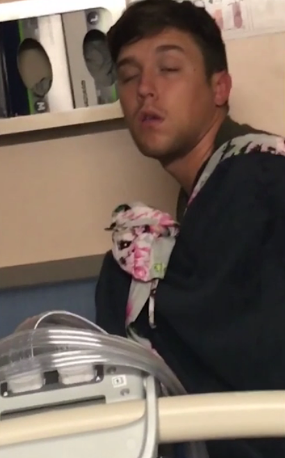 新手爸爸有夠睏！ 老婆丟一件衣服誤當小孩  擁在懷中開始「半自動哄寶寶」