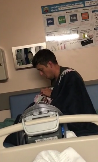 新手爸爸有夠睏！ 老婆丟一件衣服誤當小孩  擁在懷中開始「半自動哄寶寶」