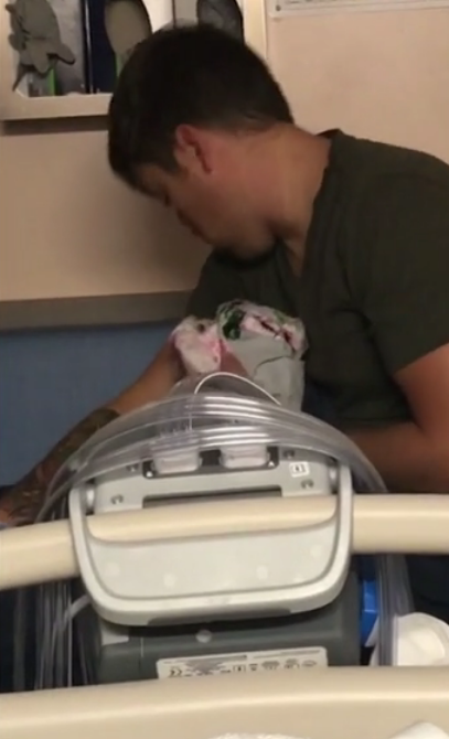 新手爸爸有夠睏！ 老婆丟一件衣服誤當小孩  擁在懷中開始「半自動哄寶寶」