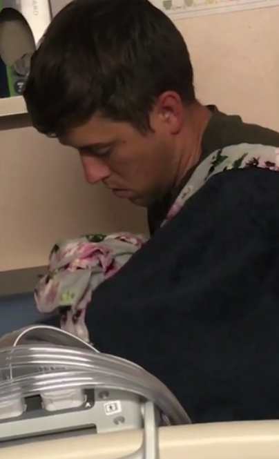 新手爸爸有夠睏！ 老婆丟一件衣服誤當小孩  擁在懷中開始「半自動哄寶寶」