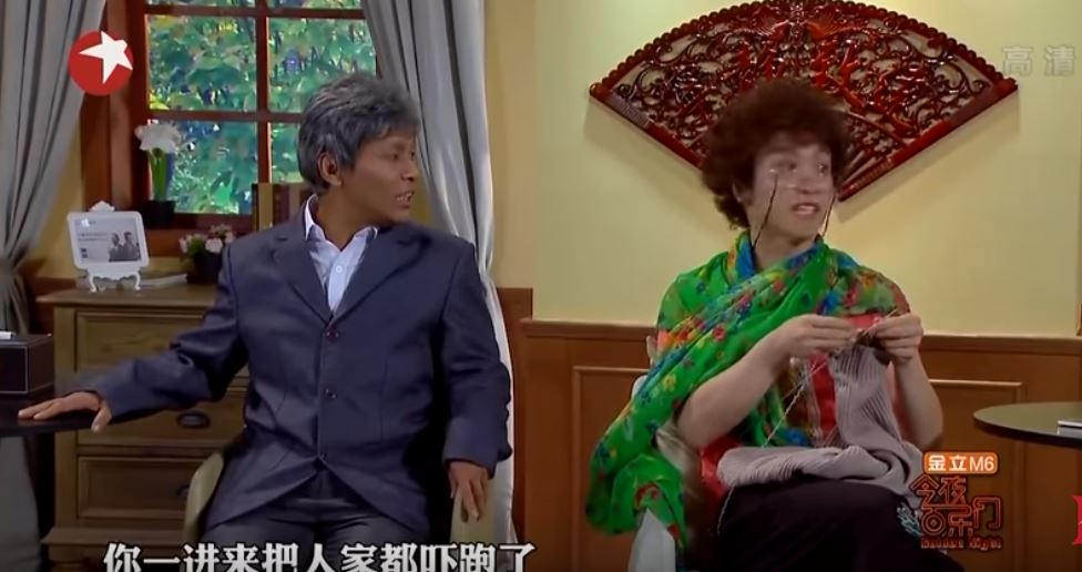 諧星扮老演出爆笑小品「養老院相親」　「出神入化的演技」讓萬人從頭笑到尾