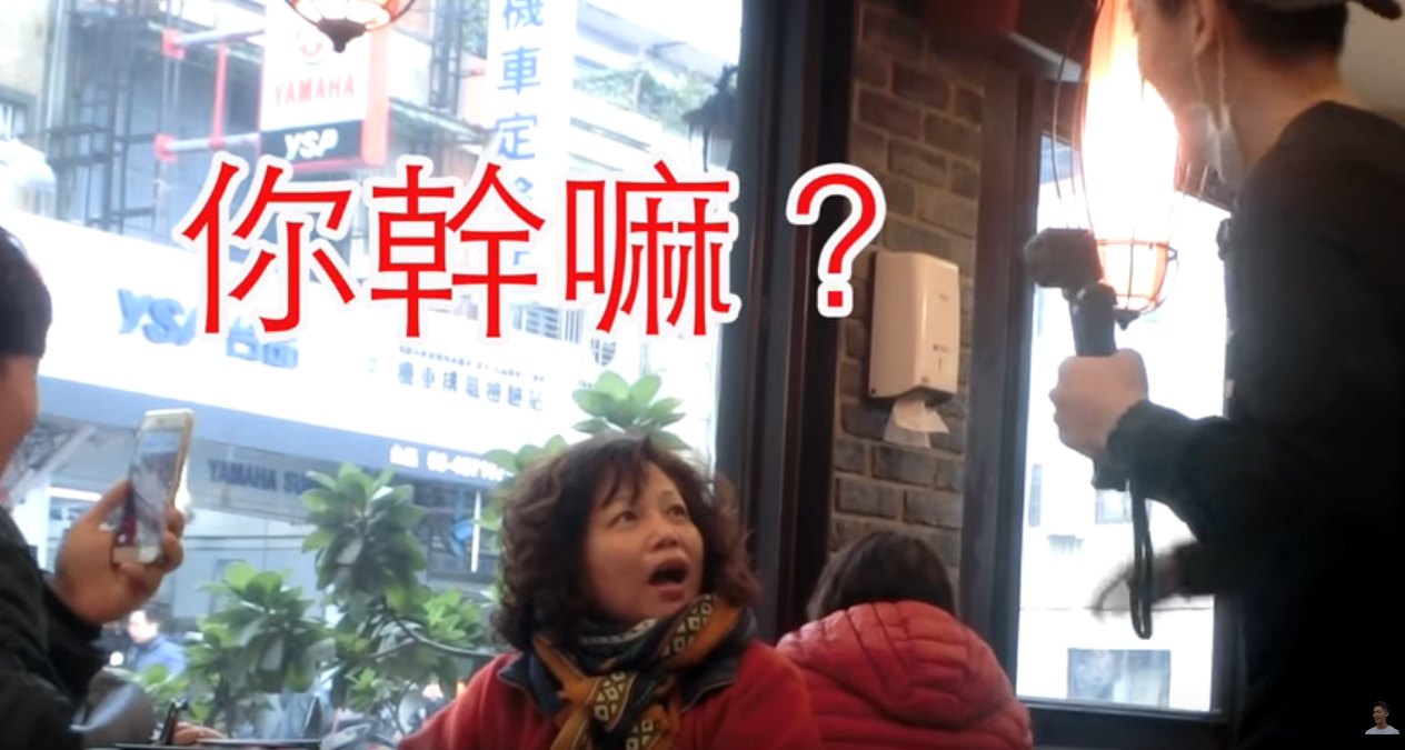兒子假裝在國外卻瞬間現身！媽媽「嚇呆12秒說不出話」回神立刻不准兒子上傳：今天沒化妝